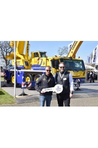 Stoddart и Liebherr празднуют знаменательную передачу крана на выставке ScotPlant 2026
